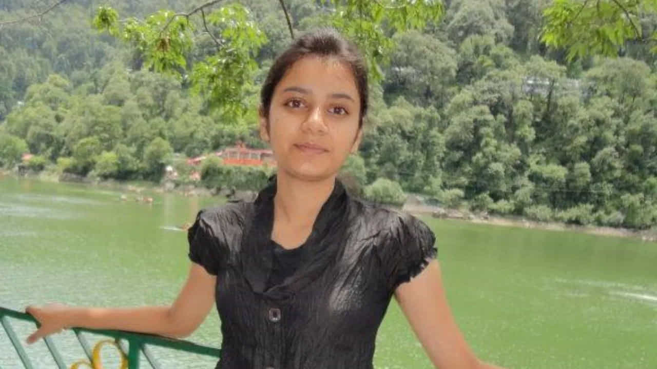 మాస్టర్స్ చేస్తున్న సమయంలో దీక్షిత UPSC పరీక్షలను రాయాలని నిర్ణయించుకున్నారు. ఐతే సివిల్స్ లో ఉత్తీర్ణత కోసం ఎటువంటి కోచింగ్ తీసుకోలేదు. అయినప్పటికీ UPSC సివిల్ సర్వీసెస్ పరీక్షలో ఉత్తీర్ణుత సాధించారు. దీక్షిత తండ్రి ఫార్మసిస్ట్ , ఆమె తల్లి ఇంటర్ కాలేజీలో హిందీ లెక్చరర్.