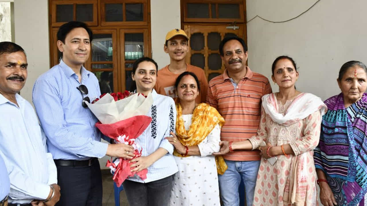 వాస్తవానికి UPSC సివిల్ సర్వీసెస్ పరీక్ష దేశంలోనే అత్యంత కఠినమైన పరీక్షల్లో ఒకటిగా పరిగణించబడుతుంది. ఈ పోటీ పరీక్ష కోసం అనేక మంది ఎంతో కష్టపడతారు. సివిల్స్ రాయాలనుకునే అభ్యర్థులు ఈ పరీక్షలో విజయం సాధించడానికి సంవత్సరాలు పడుతుంది. సరైన ప్రిపరేషన్తో పాటు, ఈ పరీక్షలో విజయం సాధించడానికి IAS-IPS అందించే చిట్కాలు చాలా ఉపయోగకరంగా ఉంటాయి. ఈ ఏడాది ఐఏఎస్ కాబోతున్న దీక్షితా జోషి కూడా పరీక్షకు ఎలా ప్రిపేర్ అవ్వాలో కొన్ని చిట్కాలు ఇచ్చారు.