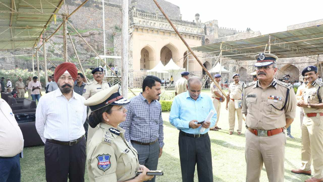 స్వాతంత్ర దినోత్సవ వేడుకల్లో భాగంగా గోల్కొండ కోట ముస్తాబవుతుంది ఇప్పటికే గోల్కొండలో జరుగుతున్న ఏర్పాట్లు పరిశీలించారు రాష్ట్ర డిజిపి అంజనీ కుమార్.  ఉన్నత అధికారులతో సమీక్ష నిర్వహించిన డిజిపి ..గోల్కొండ కోటలో జరుగుతున్న రిహార్ సేల్స్ ను పరిశీలించారు.
