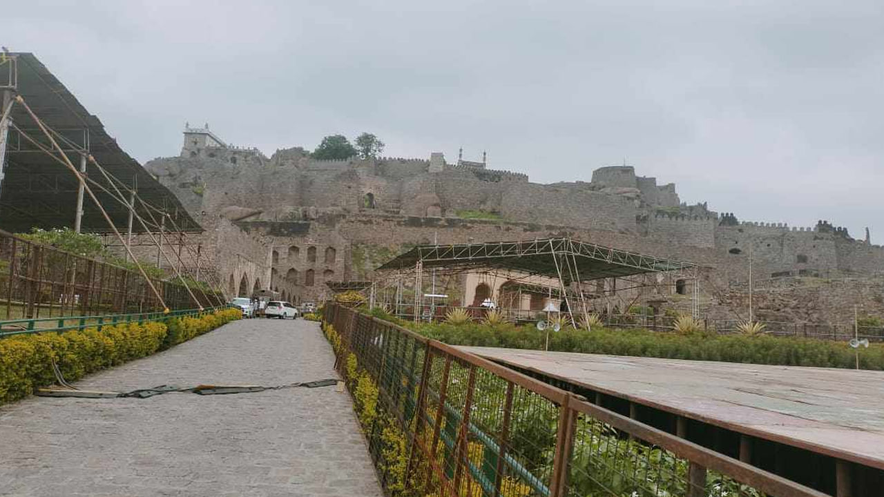 స్వాతంత్ర దినోత్సవ వేడుకల్లో భాగంగా గోల్కొండ కోటలో రిహార్సల్ట్స్ చేస్తున్నారు పోలీసులు.  సీఎం కేసీఆర్ వచ్చిన అనంతరం గోల్కొండ పైన ఉండే రాణి మహల్ కు చేరుకుంటారు... రాణి మహల్ వద్ద ఉండే నాలుగు టీమ్లతో కూడిన కంటింజర్స్ నుండి కెసిఆర్ గౌరవ వందనం స్వీకరించిన అనంతరం గోల్కొండ కోటపై జాతీయ జెండాను ఆవిష్కరిస్తారు. 
