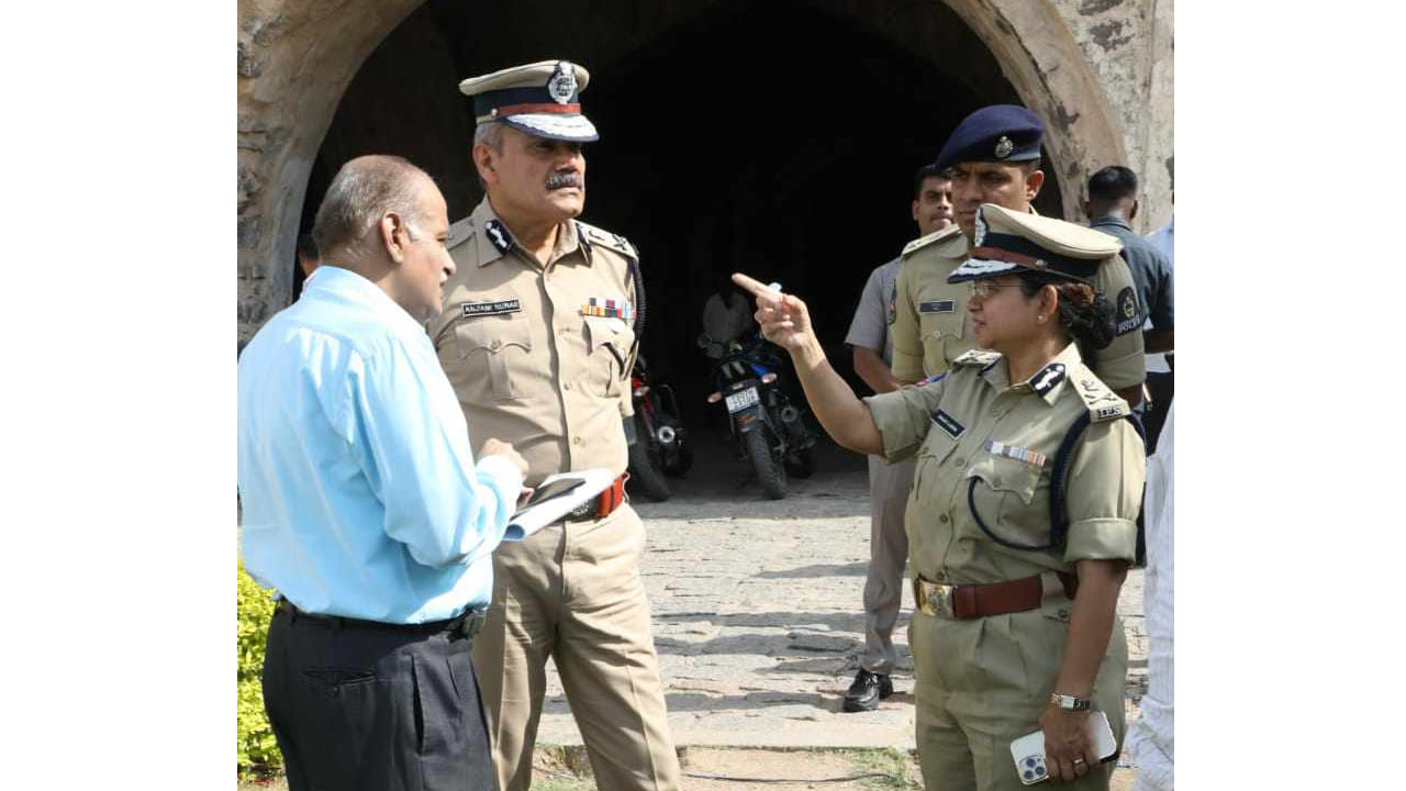 ఆగస్టు 15న సికింద్రాబాద్లోని అమరవీరుల స్థూపానికి నివాళులర్పించిన అనంతరం ఉదయం 11 గంటలకు  సీఎం కేసీఆర్ గోల్కొండ కోటకు చేరుకుంటారు.  అనంతరం గోల్కొండ లోని రాణి మహల్ లో జాతీయ జెండాను ఆవిష్కరిస్తారు. ఎలాంటి అవాంఛనీయ ఘటనలు జరగకుండా స్వాతంత్ర వేడుకలు ఘనంగా నిర్వహించాలని రాష్ట్ర డిజిపి అంజనీ కుమార్ అధికారులను సూచించారు. 