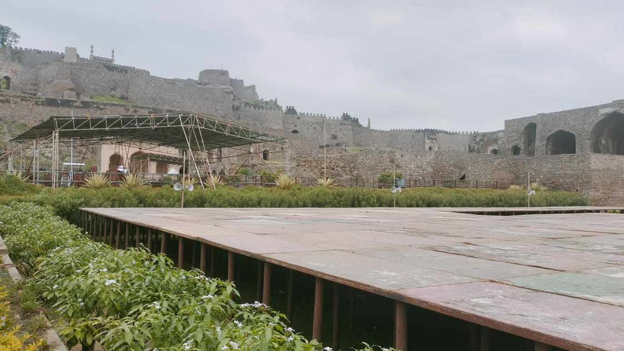 అనంతరం ఆయా ఆయా రంగంలో ప్రతిభ కనబరిచిన వారిని మెడల్స్ తో సత్కరించి సభను ఉద్దేశించి ప్రసంగించనున్నారు సీఎం కేసీఆర్ ..ఇందుకోసం సభా ప్రాంగణంలో వచ్చేటటువంటి ముఖ్య అతిథులు సందర్శకులు, విద్యార్థులకు ఎటువంటి ఇబ్బందులు పడకుండా ఉండేందుకు అన్ని ఏర్పాట్లను పూర్తి చేశారు అధికారులు.
