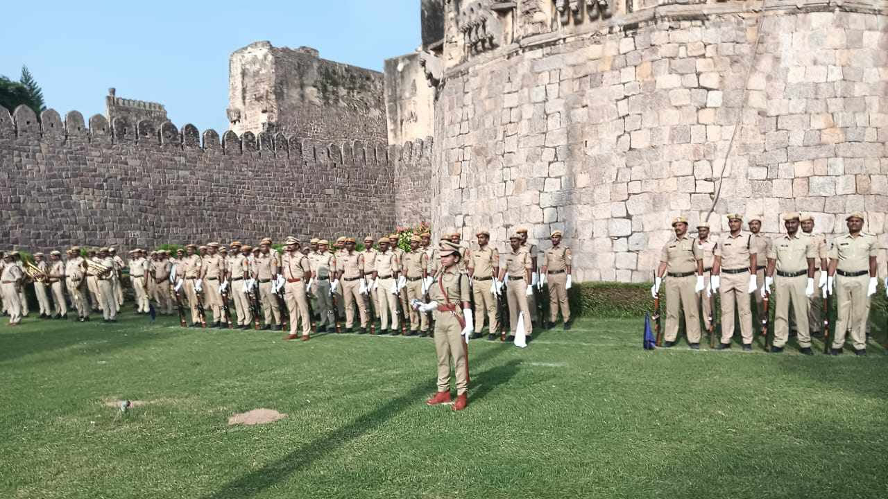 అలాగే ఆయా శాఖల సమన్వయంతో వచ్చేవారికి మంచినీళ్ల ప్యాకెట్లు, అత్యవసర సమయాల్లో అంబులెన్స్లు, ఫైర్ ఇంజన్లను ఏర్పాటు చేశారు. ఈ వేడుకల్లో 500 మందికి పైగా పోలీసులు బందోబస్తులో ఉండునున్నారు. అడుగడుగునా సీసీ కెమెరాలను ఏర్పాటు చేసి కమాండ్ అండ్ కంట్రోల్స్ సెంటర్ కు అనుసంధానం చేయనున్నారు. వర్షం పడిన వాటర్ ప్రూఫ్ షెడ్ లను ఏర్పాటు చేసి వచ్చే పబ్లిక్కు ఇబ్బందులు కలగకుండా చర్యలు తీసుకున్నామన్నారు డీజీపీ.. సీఎం కేసీఆర్ కు 1500 పైగా మంది కళాకారులు స్వాగతం పలకనున్నారు.