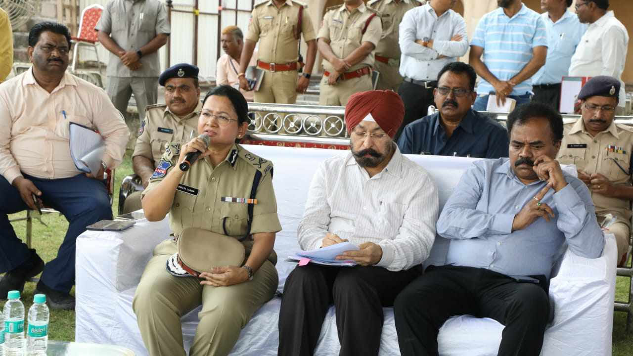 స్వాతంత్ర్య దినోత్సవ వేడుకల్లో భాగంగా గోల్కొండ కోటకు భారీగా విద్యార్థులు సందర్శకులు ముఖ్యఅతిథితులు వచ్చే అవకాశం ఉన్నందున ట్రాఫిక్కు అంతరాయం కలగకుండా పార్కింగ్ ప్లేస్ లను కేటాయించారు.. ఎమ్మెల్యేలు, ఎంపీలు, సందర్శకులు, ప్రభుత్వ ఉన్నదధికారులు ఇలా వేరువేరుగా వారికి పార్కింగ్ ప్లేస్ లను కేటాయించారు అధికారులు.
