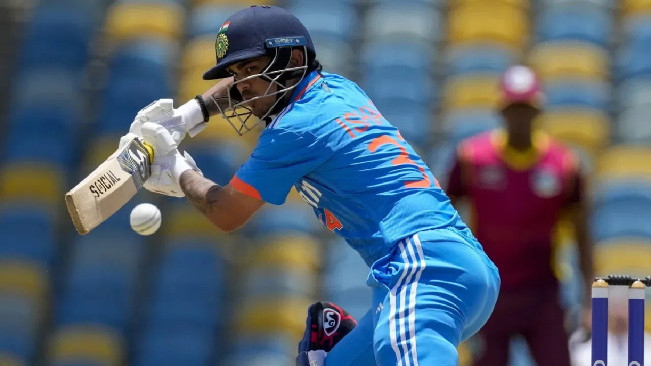 అంతకుముందు వెస్టిండీస్‌తో జరిగిన తొలి వన్డేలో ఇషాన్ కిషన్ 52, రెండో వన్డేలో 55 పరుగులు చేశాడు. ఇప్పుడు, మూడో ODI మ్యాచ్‌లో 77 పరుగులతో సత్తా చాటి, ప్రపంచ కప్‌ టీంలో తన స్థానాన్ని బలపరుచుకున్నాడు. 3 మ్యాచ్‌ల సిరీస్‌లో హ్యాట్రిక్ హాఫ్ సెంచరీ సాధించిన భారత 2వ వికెట్ కీపర్‌గా, ఈ ఘనత సాధించిన టీమిండియా 6వ బ్యాట్స్‌మెన్‌గా నిలిచాడు.