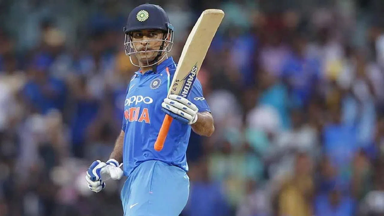 2019లో ఆస్ట్రేలియాతో జరిగిన 3-మ్యాచ్‌ల ద్వైపాక్షిక సిరీస్‌లో వికెట్ కీపర్-బ్యాట్స్‌మెన్ ధోని హ్యాట్రిక్ హాఫ్ సెంచరీలు సాధించాడు. ఇప్పుడు ధోనీ పేరిట ఉన్న ఈ ప్రత్యేక రికార్డును ఇషాన్ కిషన్ సమం చేశాడు.