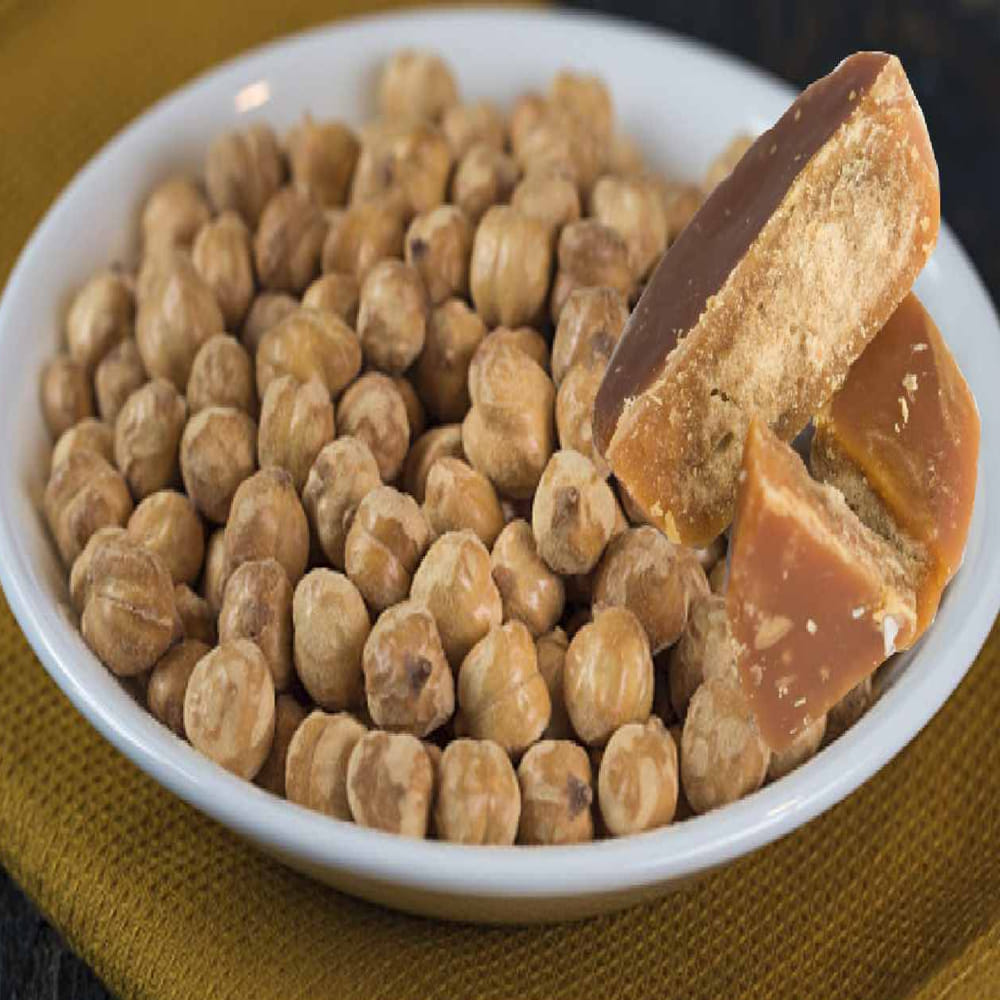 ఎసిడిటిని దూరం చేస్తుంది: ప్రస్తుత కాలంలో చాలామంది ఎసిడిటి సమస్యతో భాదపడుతున్నారు. ఎసిడిటి సమస్యను తగ్గించాలంటే బెల్లం, శనగలు ప్రభావవంతంగా పనిచేస్తాయి. ఇవి మీ జీర్ణశక్తిని బలంగా ఉంచుతాయి. శనగల్లో ఉండే ఫైబర్ జీర్ణక్రియను మెరుగుపరుస్తుంది. ఈ సూపర్ ఫుడ్ డైజెస్టివ్ ఎంజైమ్‎లను యాక్టివేట్ చేస్తాయి.