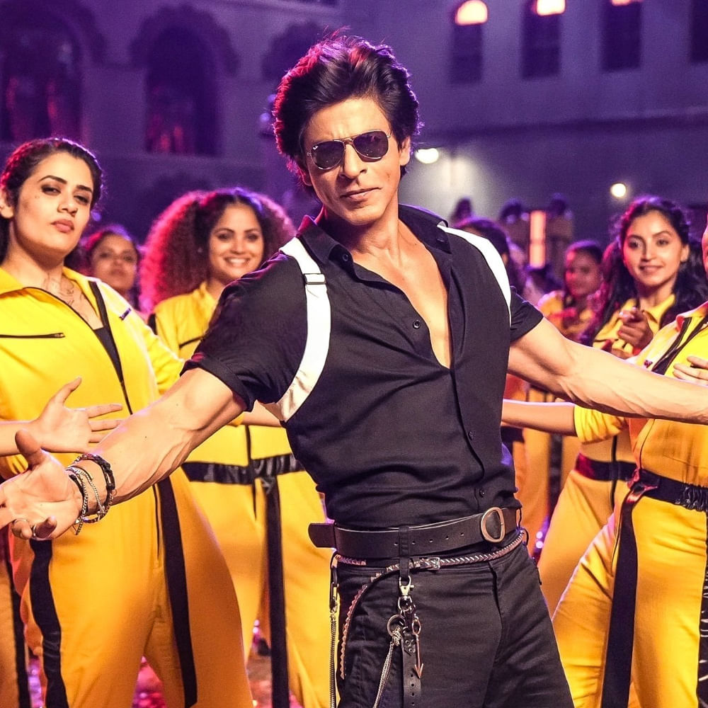 Jawan song: జవాన్‌ సినిమా నుంచి ఫస్ట్ సాంగ్‌ విడుదలైంది. దుమ్మే దులిపేలా అంటూ సాగే ఈ పాటలో షారుఖ్‌ మరింత యంగ్‌గా కనిపిస్తున్నారు. షారుఖ్‌ఖాన్‌ హీరోగా నటిస్తున్న సినిమా జవాన్‌. నయనతార, దీపిక పదుకోన్‌, విజయ్‌ సేతుపతి కీలక పాత్రల్లో నటించారు. అట్లీ దర్శకత్వం వహిస్తున్నారు.  