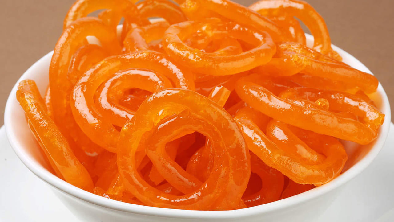 కావాల్సిన పదార్థాలు: ఒక కప్పు మైదా, 1 టేబుల్‌ స్పూన్‌ శనగ పిండి, 1 కప్పు తాజా పెరుగు, 1 కప్పు చక్కెర, 4 కప్పుల నీళ్లు, ఒక కప్పు నెయ్యి