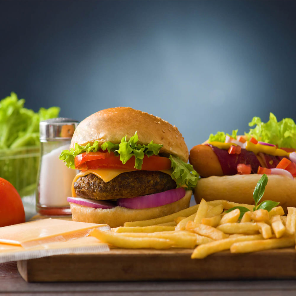 ప్రస్తుత కాలంలో ప్రజలు స్థూలకాయం, డయాబెటిస్, బీపీ, కిడ్నీ సమస్యల బారిన పడుతున్నారు. ఈ సమస్యలకు కారణం జీవన విధానం, ఆహారపు అలవాట్లే. మనం రోజూ తినే ఆహారం ఆరోగ్యానికి హాని చేస్తుంది. వీటిని మోతాదులో తీసుకంటే ఎన్నో ఆరోగ్య ప్రయోజనాలు ఉన్నాయి. కానీ పరిమితికి మించి తింటే మాత్రం ఆరోగ్య సమస్యలు వస్తాయి. ఇవి ఆరోగ్యనికి దుష్ప్రభావలు కలిగిస్తాయి. ముఖ్యంగా ఒబెసీటీ, డయాబెటీస్ వంటి సమస్యలు వచ్చే అవకాశం ఎక్కువగా ఉంది. మరి ఇందుకు కారణమవుతున్న ఆ ఫుడ్స్ ఏంటో ఇప్పుడు తెలుసుకుందాం.