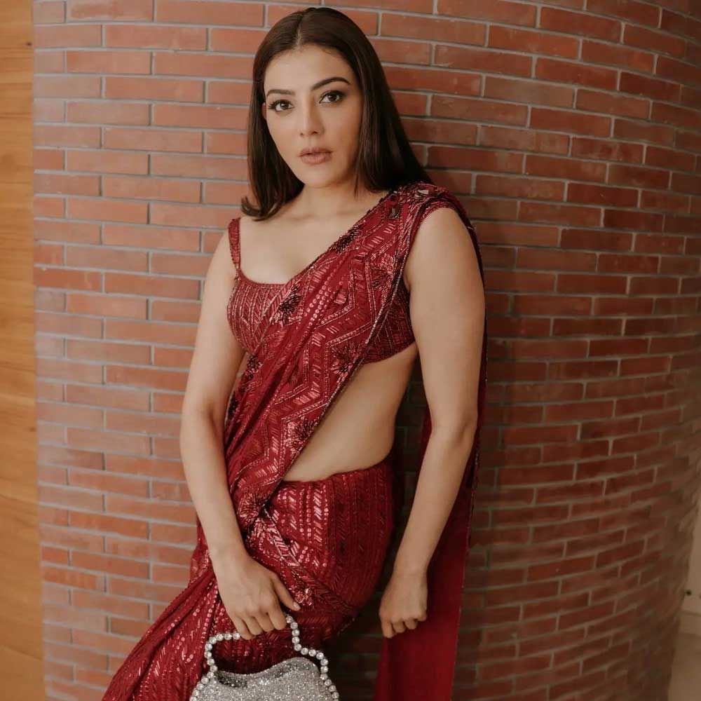 నటి కాజల్ అగర్వాల్ తన కొత్త ఫోటోలను సోషల్ మీడియాలో షేర్ చేసింది. 2020 లో బాబుకు జన్మనిచ్చిన కాజల్.. ఆ తర్వాత ఎక్కువ రోజులు విరామం తీసుకోకుండానే రీఎంట్రీ ఇచ్చింది.