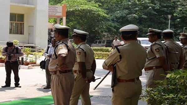 నలుగురు కర్ణాటక పోలీసులను అరెస్ట్ చేసిన కేరళ పోలీసులు.. కారణం తెలిస్తే షాక్ అవ్వాల్సిందే..!