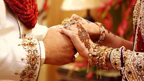 pre wedding photoshoot: పిచ్చి పీక్స్.. కాస్తుంటే కాటికే వెళ్లేది.. వెడ్డింగ్ ఫోటోషూట్ కోసం నీళ్లలో దూకి..