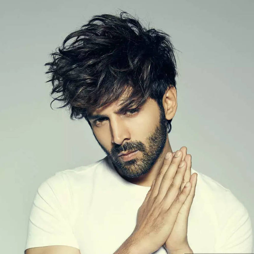 రీసెంట్‌గా 'సత్య ప్రేమ్‌ కీ కథ' సినిమాతో పెద్ద హిట్‌ అందుకున్నారు నటుడు కార్తిక్‌ ఆర్యన్‌. ప్రస్తుతం చందు చాంపియన్‌ సినిమా షూటింగ్‌లో ఉన్నారు కార్తిక్‌.  చందు కేరక్టర్‌ కోసం బాగా బరువు పెరిగారు.   ప్రస్తుతం లండన్‌లోని ఒలింపిక్‌ సెంటర్‌లో షూటింగ్‌ జరుగుతోంది. తన పాత్రలతో నవ్వించడం కన్నా, ఏడిపించడమే ఎక్కువ ఇష్టమని అన్నారు కార్తిక్‌ ఆర్యన్‌. 