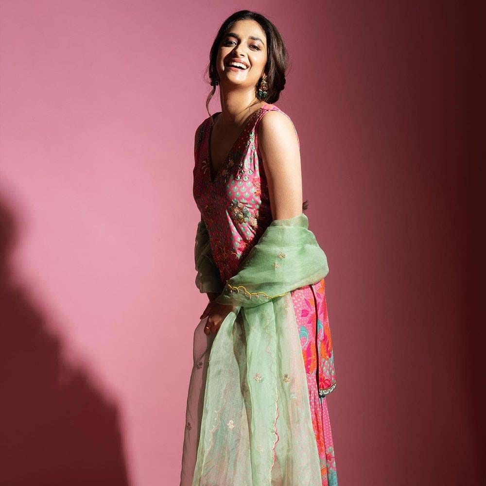 అయితే ఈ సినిమా కోసం కీర్తికి ఏకంగా రూ.1.5 కోట్లు పారితోషికం ఇచ్చినట్లుగా తెలుస్తోంది. పాత్ర ప్రాధాన్యతను దృష్టిలో పెట్టుకుని... కథానాయికగా ఎంత తీసుకుంటుందో అంతే ఆఫర్ చేసినట్లుగా తెలుస్తోంది