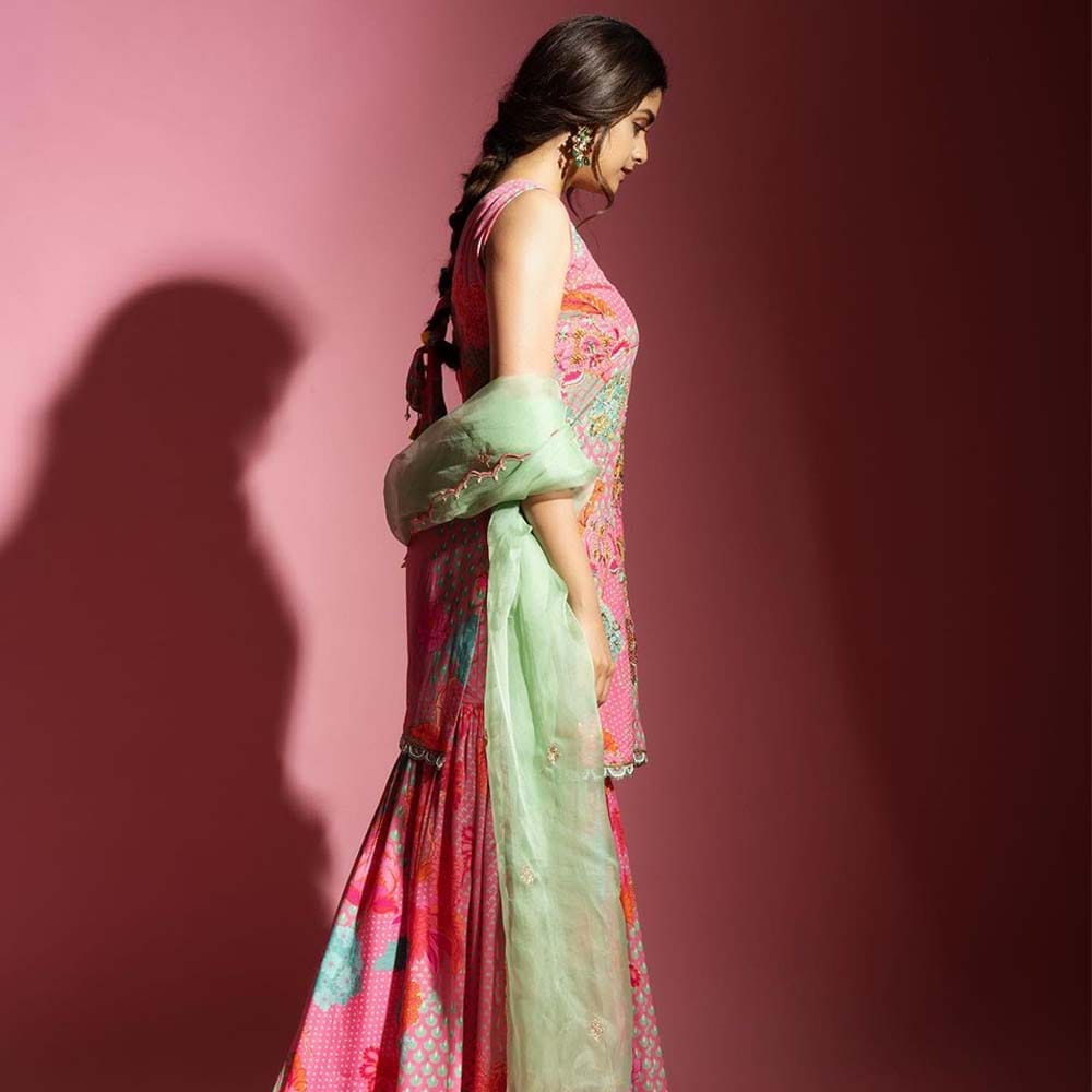 ప్రస్తుతం కీర్తి  సౌత్ ఇండస్ట్రీలో స్టార్ హీరోయిన్ గా దూసుకుపోతుంది. ఈ ఏడాది దసరా సినిమాతో బ్లాక్ బస్టర్ హిట్ ఖాతాలో వేసుకుంది. అలాగే తమిళంలో మామన్నన్ సినిమాతో మరో హిట్ అందుకుంది ఈ బ్యూటీ. ఈ సినిమా తెలుగులో నాయకుడు పేరుతో విడుదలైంది. 