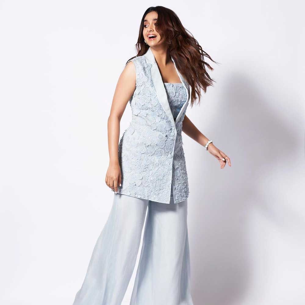 అయితే సినిమాల గురించి కాకుండా.. వ్యక్తిగత విషయాలతోనే నిత్యం వార్తలలో నిలుస్తుంటుంది కీర్తి..