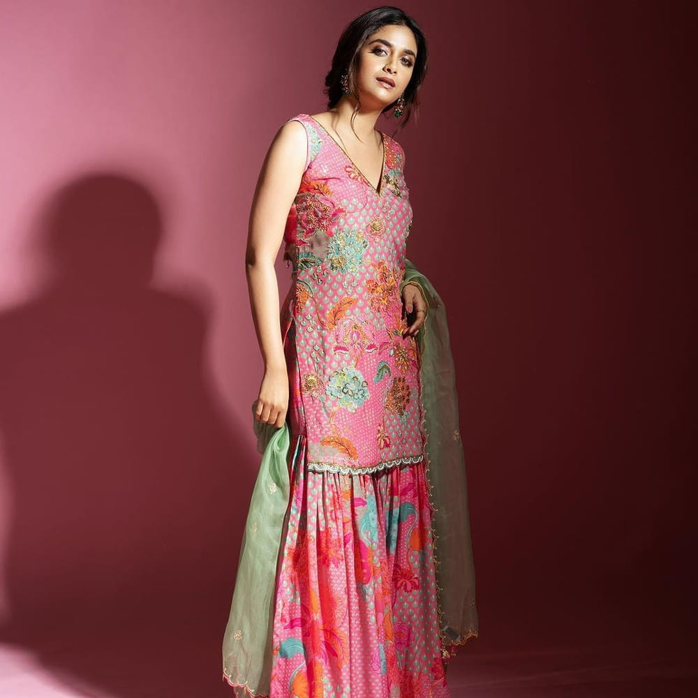 ఇందులో ఉదయనిధి స్టాలిన్ హీరోగా నటించగా.. ఈ సినిమా ఆడియో రిలీజ్ వేడుకను చెన్నైలో నిర్వహించారు. ఈ కార్యక్రమంలో పాల్గొన్న కీర్తికి మరోసారి పెళ్లి గురించిన ప్రశ్నలు ఎదురయ్యాయి. త్వరలోనే పెళ్లి పీటలు ఎక్కబోతున్నారా ? అని ప్రశ్నించగా.. కీర్తి క్లారిటీ ఇచ్చింది.
