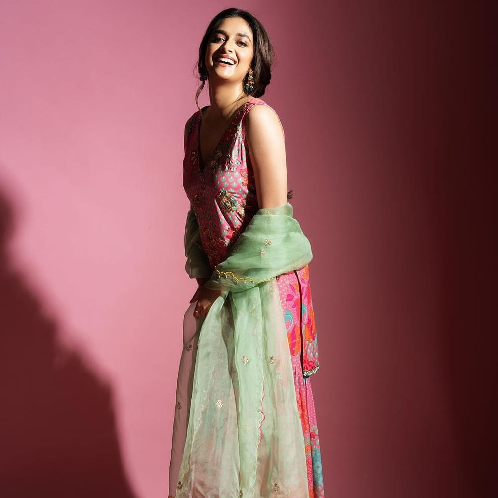 నా వెడ్డింగ్ ప్లాన్ చేసుకున్నాక నేనే స్వయంగా ప్రకటిస్తాను. దీని గురించి ప్రతిసారి అడగాల్సిన అవసరం లేదు.. ఇక ప్రతిసారి ప్రెస్ మీట్ లో ఇలాంటి ప్రశ్నలు వద్దు” అంటూ సీరియస్ అయ్యింది. దీంతో ఎట్టకేలకు కీర్తికి ఇప్పట్లో పెళ్లి చేసుకునే ఆలోచన లేదని స్పష్టం చేసింది.