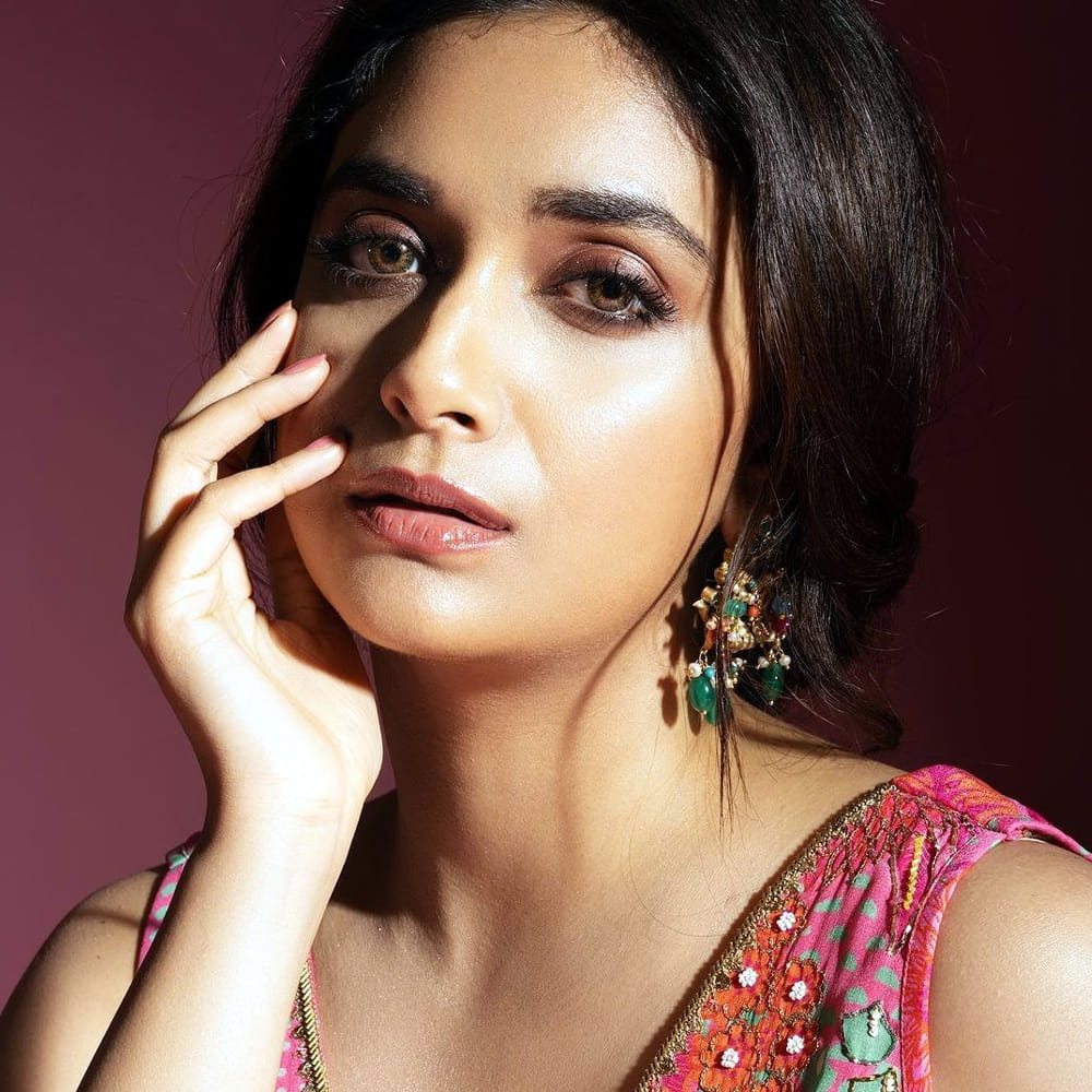 దీంతో తెలుగు, తమిళంలో ఎన్నో సూపర్ హిట్స్ చిత్రాల్లో నటించి మెప్పించింది. ఇటీవలే దసరా సినిమాతో బ్లాక్ బస్టర్ హిట్ ఖాతాలో వేసుకుంది.ఇక ప్రస్తుతం ఈ ముద్దుగుమ్మ మెగాస్టార్ చిరంజీవి నటిస్తోన్న భోళా శంకర్ చిత్రంలో నటిస్తుంది.