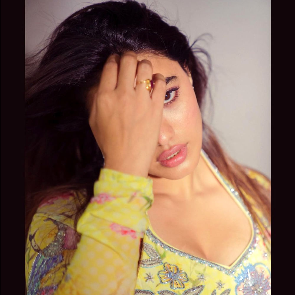 ఈ సినిమాతో మంచి హిట్ అందుకుంది. సోషల్ మీడియాలో ఈ చిన్నదానికి గట్టి డిమాండ్ ఉంది. ఈ అమ్మడు షేర్ చేసే ఫోటోలు కుర్రకారుకు పిచ్చెక్కిస్తున్నాయి. ఈ క్రమంలోనే తాజాగా కొన్ని ఫొటోస్ ను వదిలింది కేతిక 