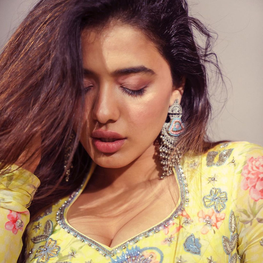 డైనమిక్ డైరెక్టర్ పూరిజగన్నాథ్ కొడుకు ఆకాష్ పూరి హీరోగా నటించిన రొమాంటిక్ సినిమాతో తెలుగు ప్రేక్షకులకు పరిచయం అయ్యింది అందాల భామ కేతిక శర్మ. 