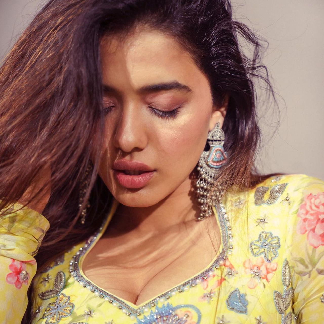 డైనమిక్ డైరెక్టర్ పూరిజగన్నాథ్ కొడుకు ఆకాష్ పూరి హీరోగా నటించిన రొమాంటిక్ సినిమాతో తెలుగు ప్రేక్షకులకు పరిచయం అయ్యింది అందాల భామ కేతిక శర్మ. 