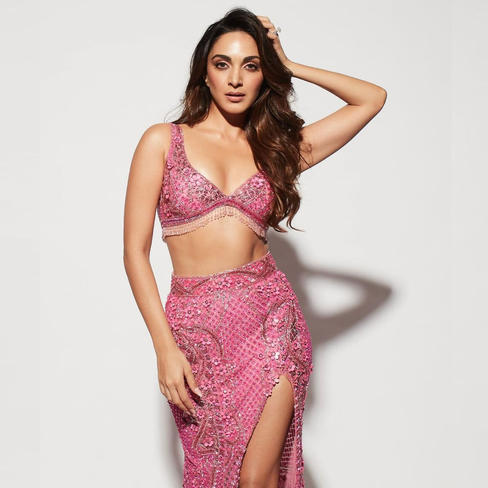 వెండితెర మీద కియారాకు హోమ్లీ ఆడియన్స్ ఫాలోయింగే ఎక్కువ. ఈ జనరేషన్ సినిమాలకు తగ్గట్టుగా మోడ్రన్ అవుట్‌ఫిట్స్‌లో కనిపించినా.. క్యారెక్టర్‌ పరంగా కియారాకు పేరు తెచ్చినవి షేర్షా, ధోని లాంటి సినిమాల్లో చేసిన డీసెంట్ రోల్సే. అందుకే ఎక్కువగా అలాంటి రోల్సే చేస్తూ వచ్చారు కియారా అద్వానీ.