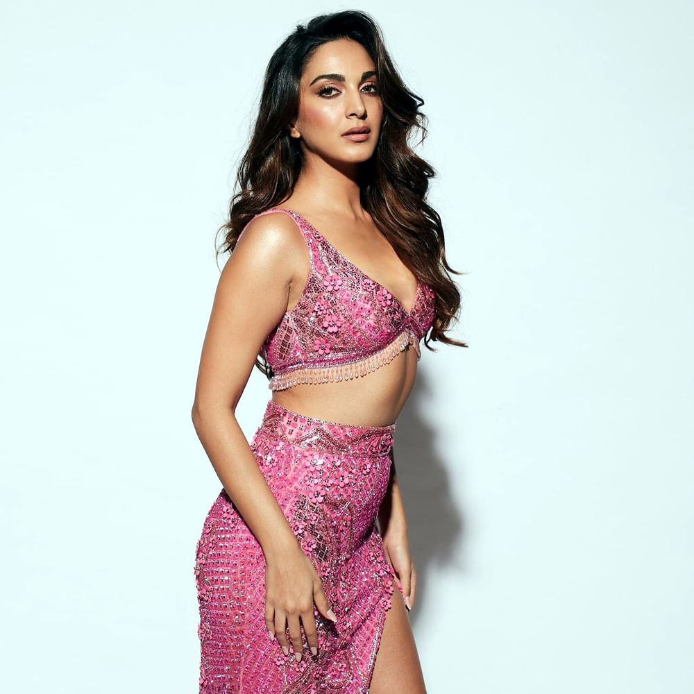 ప్రజెంట్ తన ఇమేజ్‌ను తానే బ్రేక్ చేస్తున్నారు కియారా. ఆ మధ్య గోవిందా నామ్‌ మేరా సినిమాలో ఫస్ట్ టైమ్ ఐటమ్ సాంగ్‌లో కనిపించారు. ఇప్పుడు సోషల్ మీడియాలోనూ గ్లామర్ ఇమేజ్‌తో దూసుకుపోతున్నారు.