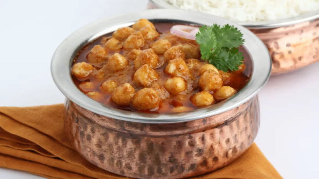 ఉపయోగించిన టీ ఆకులను కాసేపు నీటిలో నానబెట్టండి. చన్మసాలా వండేటప్పుడు.. టీ స్టీపింగ్ వాటర్‌ను వడకట్టి కలపాలి. ఇది చన్మసాలా రుచిని పెంచుతుంది. అలాగే రంగు ముదురు రంగులో ఉంటుంది.