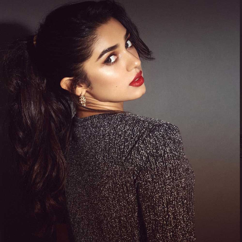 ఉప్పెన సినిమాతో తెలుగు తెరకు పరిచయమైంది కృతి శెట్టి. మొదటి సినిమాతోనే సూపర్ సక్సెస్ అందుకున్న ఈ బ్యూటీ.. ఆ తర్వాత వరుస అవకాశాలతో దూసుకుపోతుంది.