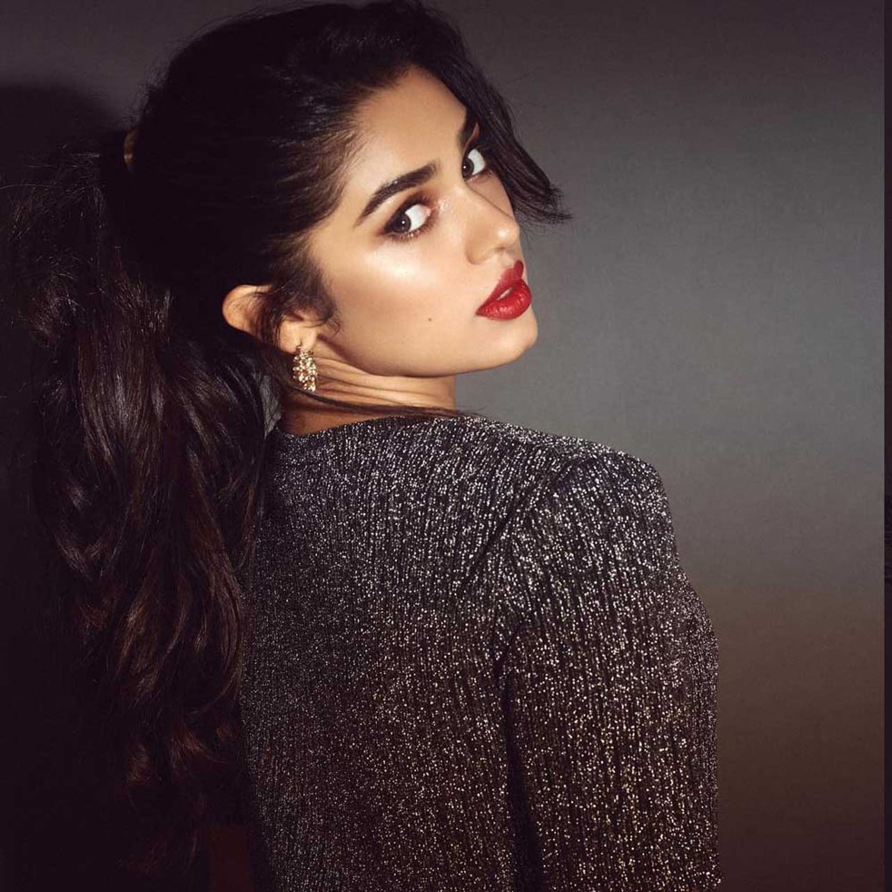 ఉప్పెన సినిమాతో తెలుగు తెరకు పరిచయమైంది కృతి శెట్టి. మొదటి సినిమాతోనే సూపర్ సక్సెస్ అందుకున్న ఈ బ్యూటీ.. ఆ తర్వాత వరుస అవకాశాలతో దూసుకుపోతుంది. 