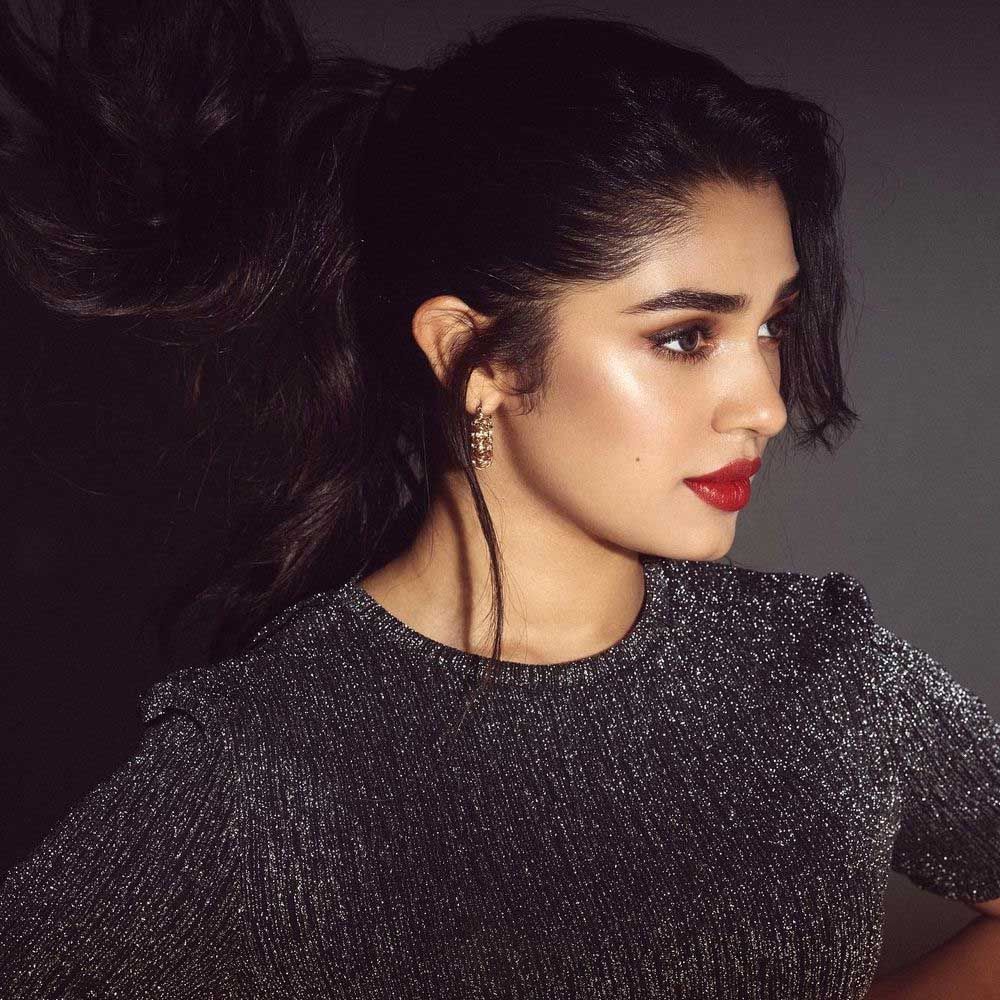 తాజాగా ఈ బ్యూటీ షేర్ చేసిన ఫోటోస్ నెట్టింట వైరలవుతున్నాయి. గ్లామర్ లుక్ లో కృతి శెట్టి మరింత అందంగా కనిపిస్తుంది. 