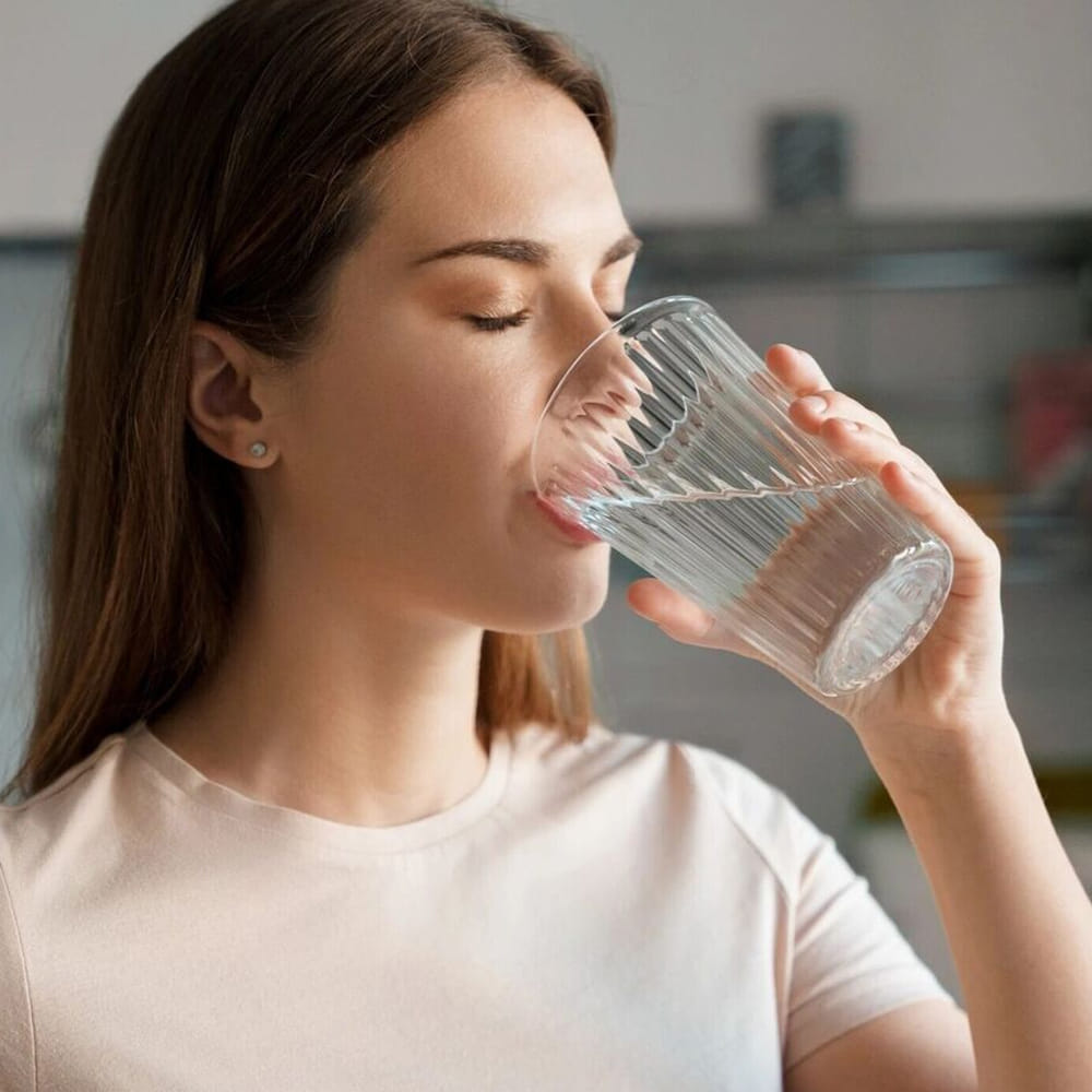 మీరు నిలబడి నీరు త్రాగితే.. మీ ఊపిరితిత్తులు కూడా హాని కలిగిస్తాయి. నిలబడి నీరు త్రాగడం వల్ల నీరు వేగంగా లోపలికి ప్రవేశిస్తుంది. దీని కారణంగా ఆహార పైపు… గాలి పైపులలో ఆక్సిజన్ సరఫరా ఆగిపోతుంది. నిలబడి నీరు త్రాగే అలవాటును మార్చుకోకపోతే భవిష్యత్తులో అది ఊపిరితిత్తుల వ్యాధికి దారి తీస్తుంది.