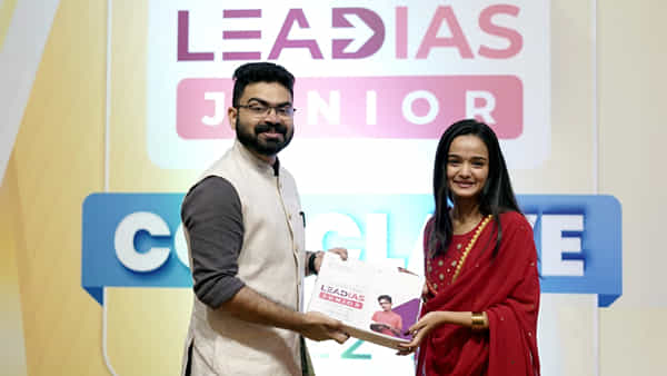 స్కూల్ స్టూడెంట్స్కు IAS కోచింగ్..