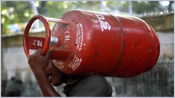 LPG Cylinder Price: వంటగ్యాస్ వినియోగదారులకు అదిరిపోయే గుడ్న్యూస్.. తగ్గిన ఎల్పీజీ గ్యాస్ ధర..