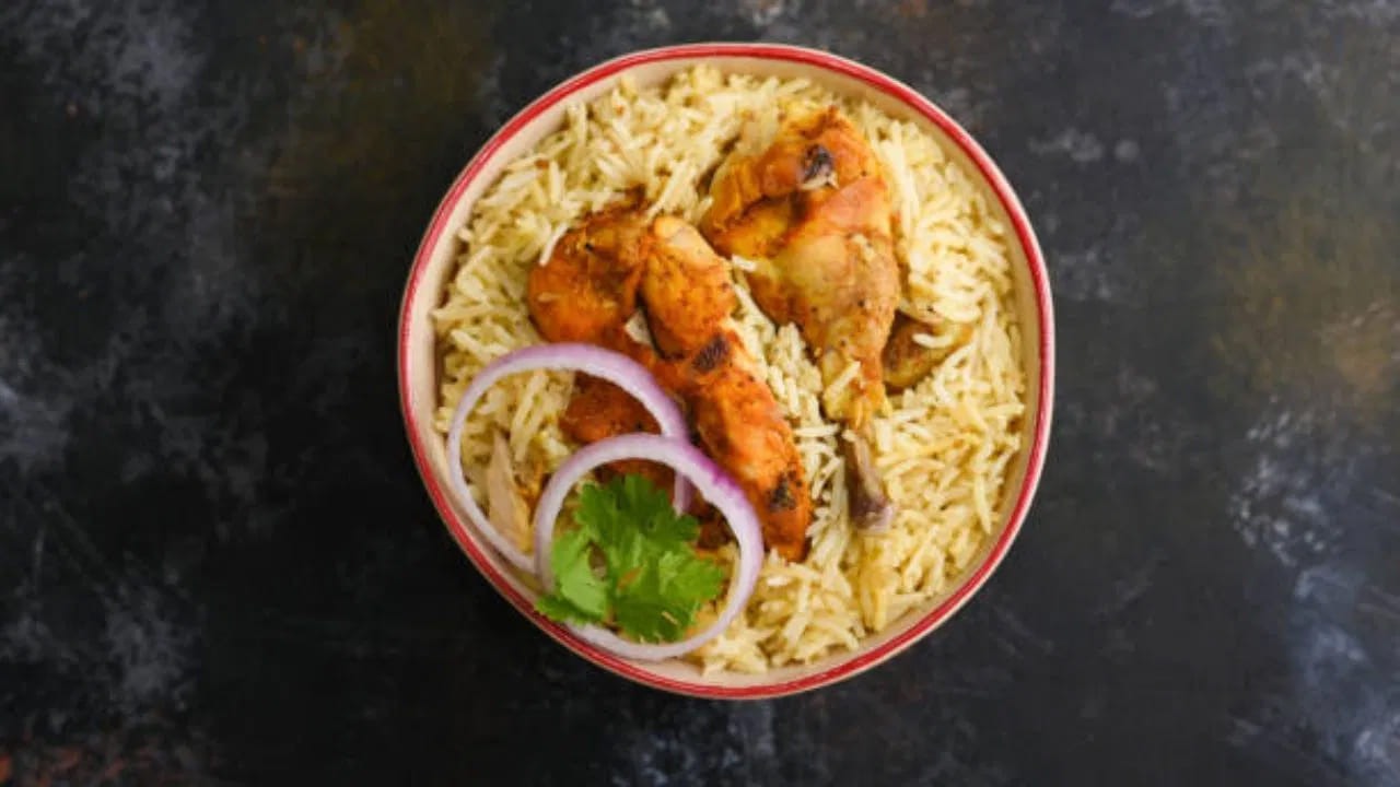 మీరు మిగిలిన మాంసం ఉడకబెట్టిన పులుసుతో చికెన్ పోలియాను కూడా తయారు చేయవచ్చు. దాల్చినచెక్క, ఏలకులు, లవంగాలు, బే ఆకులతో బియ్యం ఉడకబెట్టండి. అన్నంలో నెయ్యి, జీడిపప్పు, ఎండుద్రాక్ష వేసి వేయించాలి. రుచికి సరిపడా ఉప్పు, పంచదార కలిపిన తర్వాత పాత చికెన్ కూర వేయాలి. చికెన్ పోలావ్ సిద్ధం.