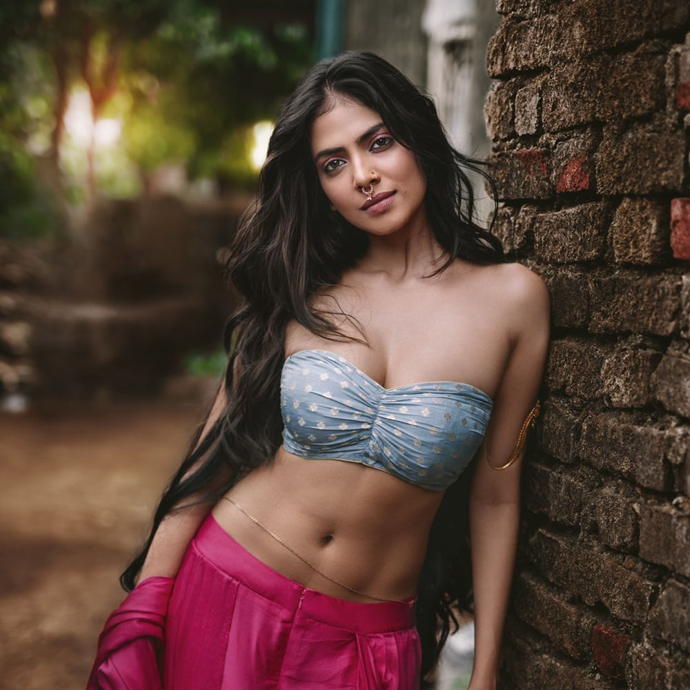 Malavika mohanan: బోల్డ్ స్టేట్‌మెంట్లతో తరచూ వార్తల్లో ఉంటారు నటి మాళవిక మోహనన్‌. లేటెస్ట్ గా 500 కోట్లు వసూళ్లు చేసే ప్రాజెక్టుల గురించి మాట్లాడారు. కథలో తన పాత్రకు ఇంపార్టెన్స్ లేని పక్షంలో భారీ బడ్జెట్‌ సినిమాలకు కూడా నో చెప్పేస్తానని అన్నారు మాళవిక. 