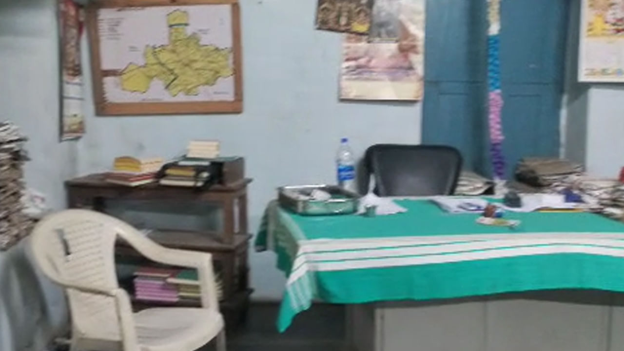 Kurnool: వ్యవసాయ అధికారి కార్యాలయంలో వింత శబ్ధాలు.. ఏంటా అని చెక్ చేయగా Kurnool: వ్యవసాయ అధికారి కార్యాలయంలో వింత శబ్ధాలు.. ఏంటా అని చెక్ చేయగా