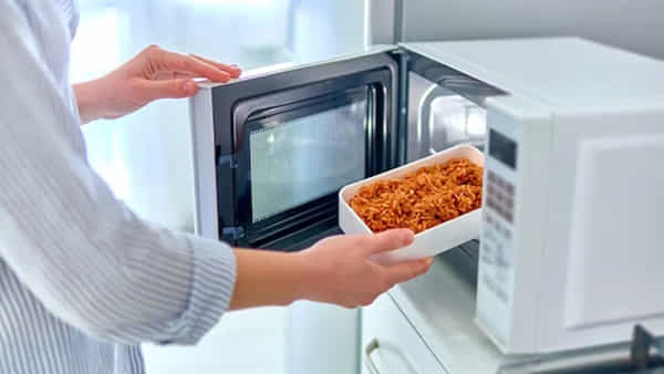 Health Tips: మైక్రోవేవ్లో ఆహారాన్ని వేడి చేయొచ్చా? అసలు ఇది ఎంత వరకు సురక్షితం.. తప్పక తెలుసుకోండి..