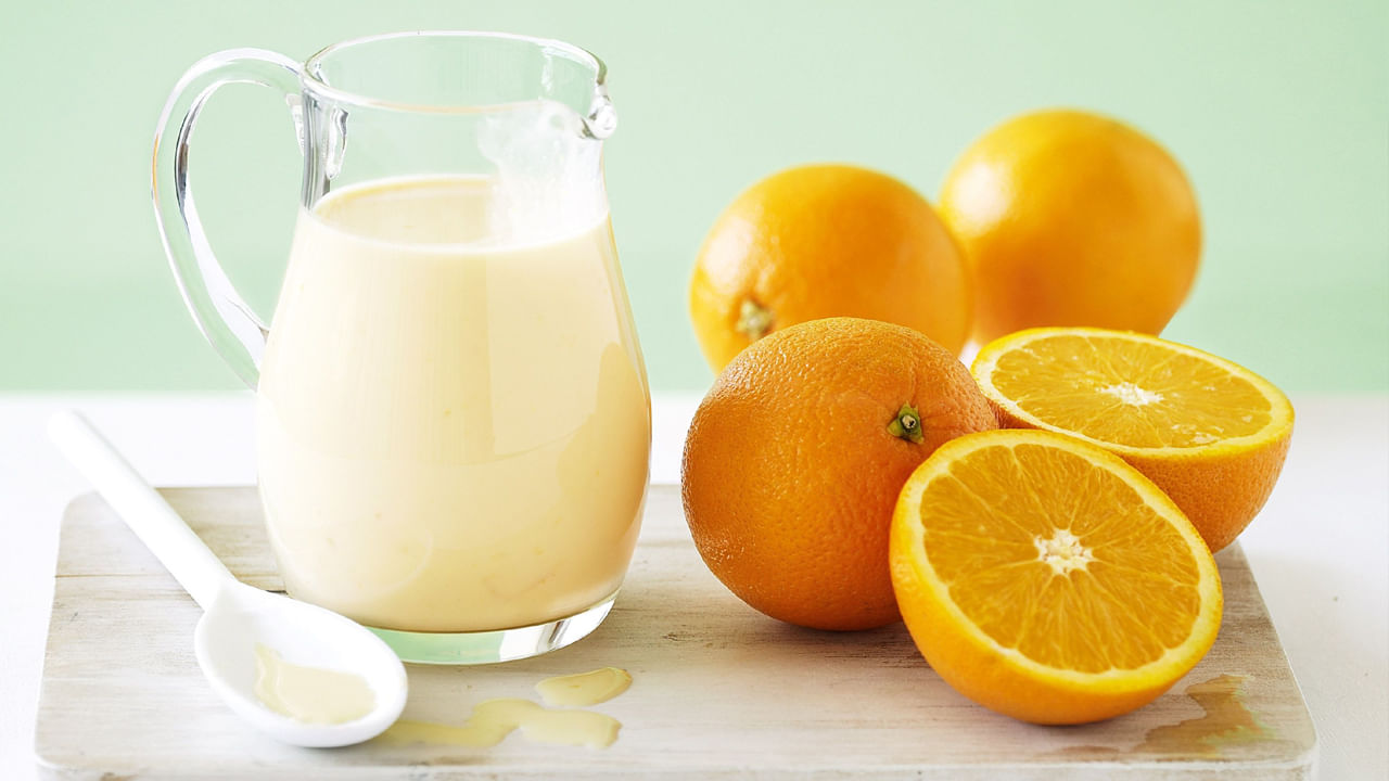 .పాలు-పండ్లు: తీపి పండ్లతో పాలు తీసుకోవడం మంచిది. ఇది ఆరోగ్యంపై ఎటువంటి దుష్ప్రభావం చూపదు. కానీ పుల్లని పండ్లతో పాలను నివారించాలి. ఆయుర్వేదం ప్రకారం, జీర్ణక్రియను ప్రభావితం చేయగల ఏ పాల ఉత్పత్తితోనైనా పుల్లని పండ్లు తినకపోవడం మంచిది. ఇది శరీరంలో విషాన్ని కూడా ఉత్పత్తి చేస్తుంది. ఇది సైనస్, జలుబు-దగ్గు, అలర్జీలకు కారణమవుతుంది.