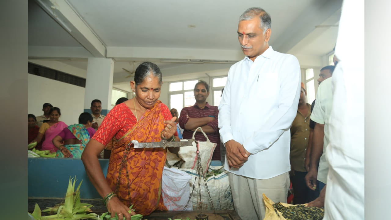 మంగళవారం నాడు సిద్దిపేటలో పలు కార్యక్రమాల్లో పాల్గొన్న మంత్రి చాలా బీజి, బిజీగా గడిపారు. కాసేపు అలా సిద్దిపేట పట్టణంలోని రైతు బజార్ ను మంత్రి హరీష్ రావు ఆకస్మికంగా సందర్శించారు. రైతు బజార్లో కూరగాయలు అమ్ముతున్న రైతులతో మంత్రి కాసేపు ముచ్చటించారు. వ్యవసాయ పొలాలకు కరెంటు ఎలా ఉంది, ఎండాకాలంలో చెరువులలో నీళ్లు ఎలా ఉన్నాయని మంత్రి అక్కడి రైతులను ఆప్యాయంగా పలకరించారు. 