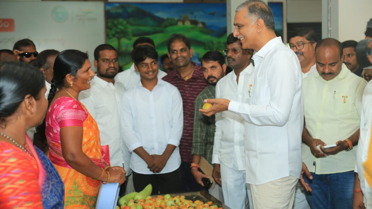 ఆయనో ఒక కీలక మంత్రి.. నిత్యం పలు పనుల్లో బిజీ, బిజీగా ఉండే ఆయన.. కాసేపు కూరగాయలు అమ్మారు. మార్కెట్లో ఉన్న రైతులతో కలసి మెలిసి మార్కెట్ మొత్తం కలియ తిరుగుతూ వారితో ముచ్చటించారు. వారి సమస్యలను అడిగి తెలుసుకున్నారు. 