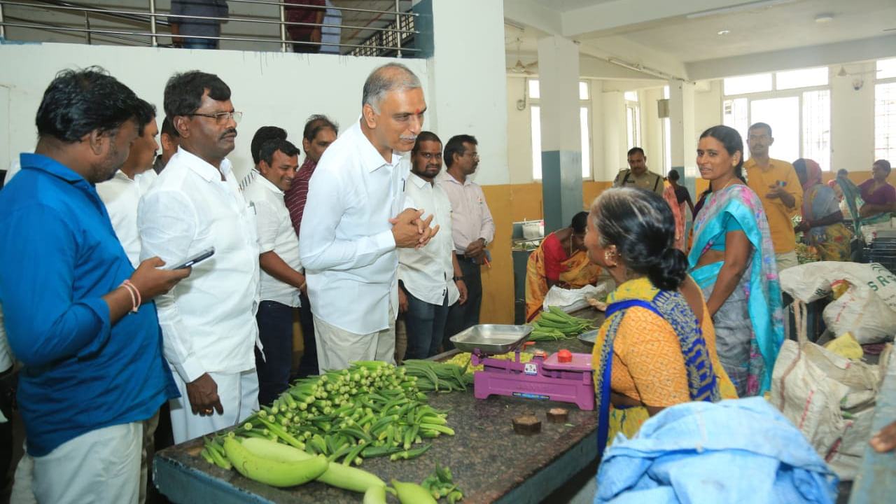 మరోవైపు ప్రతిపక్షాలు వ్యవసాయానికి మూడు గంటల కరెంటు చాలు అని అంటున్నారు. దానికి మీరు ఏమంటారు అని రైతులను మంత్రి ప్రశ్నించారు. మూడు గంటల కరెంటు ఇచ్చే వాళ్లను గెంటేసుడే అని ఓ మహిళా రైతు చెప్పడంతో మంత్రి హరీష్ రావు ఆశ్చర్యపోయారు. అనంతరం ఓ వినియోగదారునికి మంత్రి స్వయంగా కూరగాయలు తక్కెడలో తూకం వేసి సంచిలో వేశారు. 