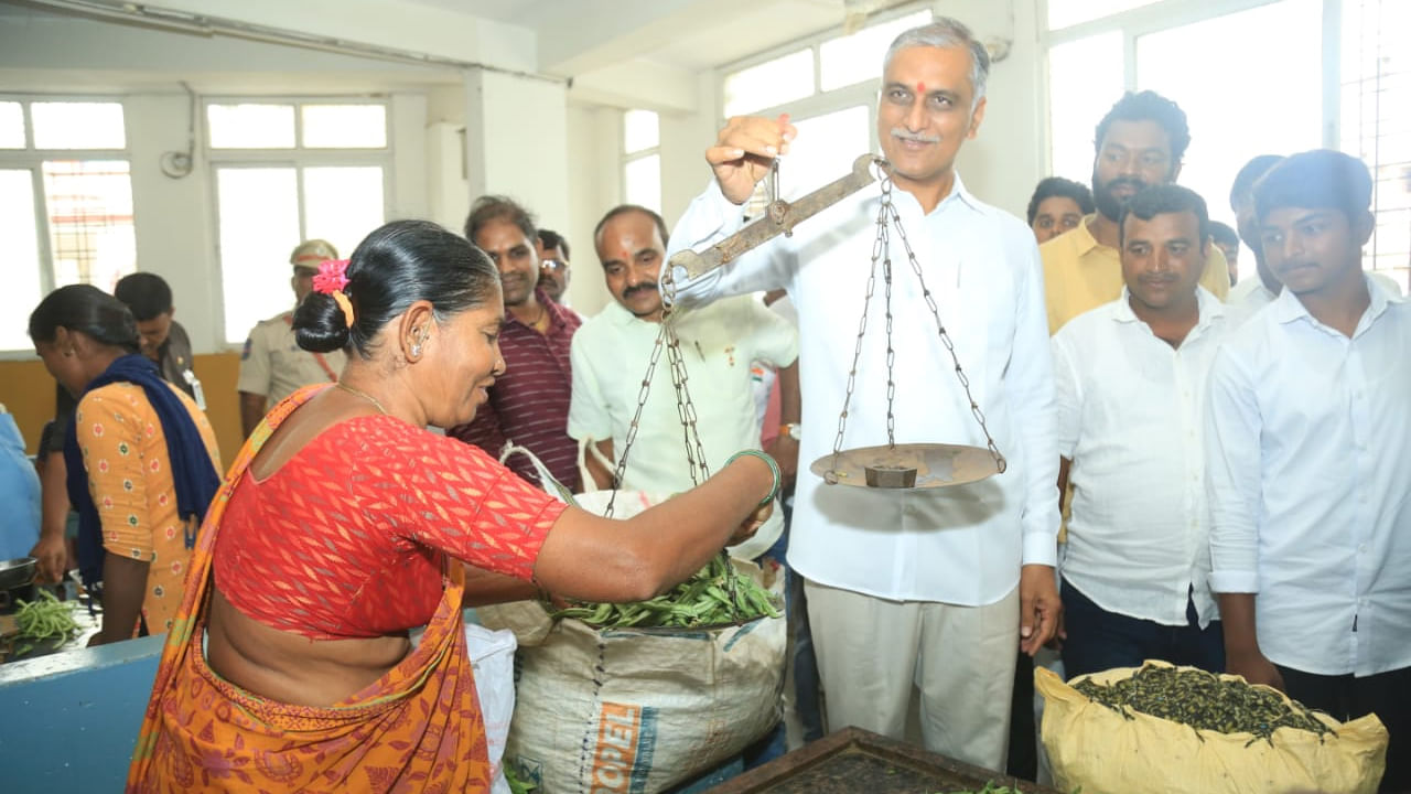 మరో వైపు మంత్రి కూరగాయలు అమ్మడం చూసి వినియోగదారులు సైతం ఆశ్చర్యానికి లోనైయ్యారు. ఇంతకీ ఎవరా మంత్రి అనుకుంటున్నారా.. ఇంకెవరు మాస్ లీడర్ హరీష్ రావు. ఆయన ఏది చేసిన కూడా కొంత వెరైటీ ఉంటుంది.