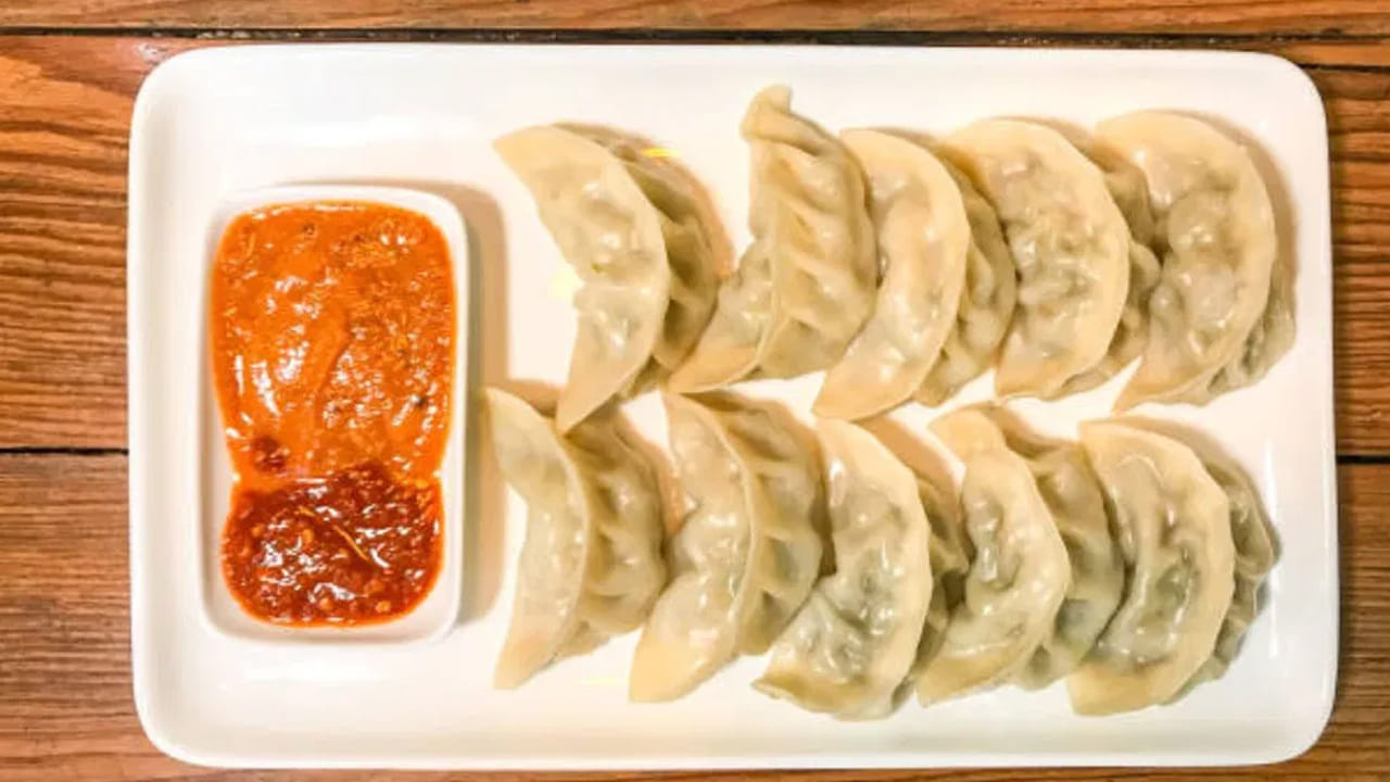 ఇప్పుడు చాలా చోట్ల మోమో విక్రయ కేంద్రాలు వెలుస్తున్నాయి. వీటిని తినేవారి సంఖ్య కూడా భారీగా పెరుగుతుంది. అయితే, వర్షాకాలంలో మోమోలు తినడం భలే రుచిగా  ఉంటుంది. అందుకే చాలా మంది వీటిని తినేందుకు ఇష్ట పడుతున్నారు. 