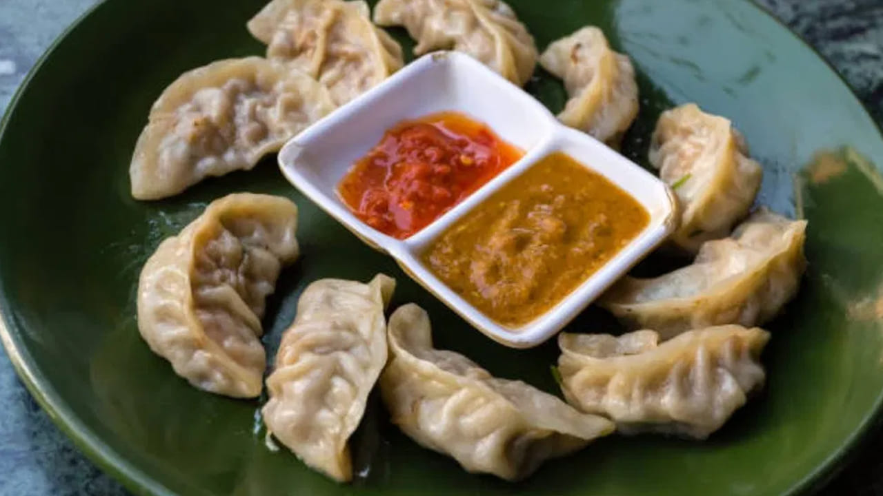 అయితే, ఈ మోమోలు అతిగా తినడం మంచిది కాదని చెబుతున్నారు ఆరోగ్య నిపుణులు. మోమో ఆరోగ్యకరమైన ఆహారం అని అంతా భావిస్తారని, వాస్తవానికి ఇది సరికాదని అంటున్నారు. పాన్ ఫ్రైడ్ మోమోస్ ఆరోగ్యానికి చేటు చేస్తాయని చెబుతున్నారు. 