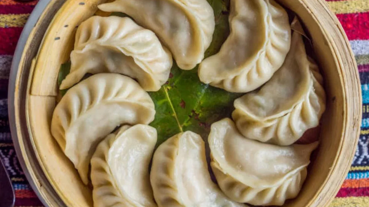 వాస్తవానికి మోమోస్ ని ఇడ్లీల మాదిరిగా ఆవిరిపై ఉడికించి తయారు చేస్తారు. అందుకే వీటిని తినేందుకు ఎక్కువ మంది ఆసక్తి చూపుతారు. కానీ, దానిని తయారు చేసి పిండితోనే సమస్య ఉందని చెబుతున్నారు నిపుణులు.