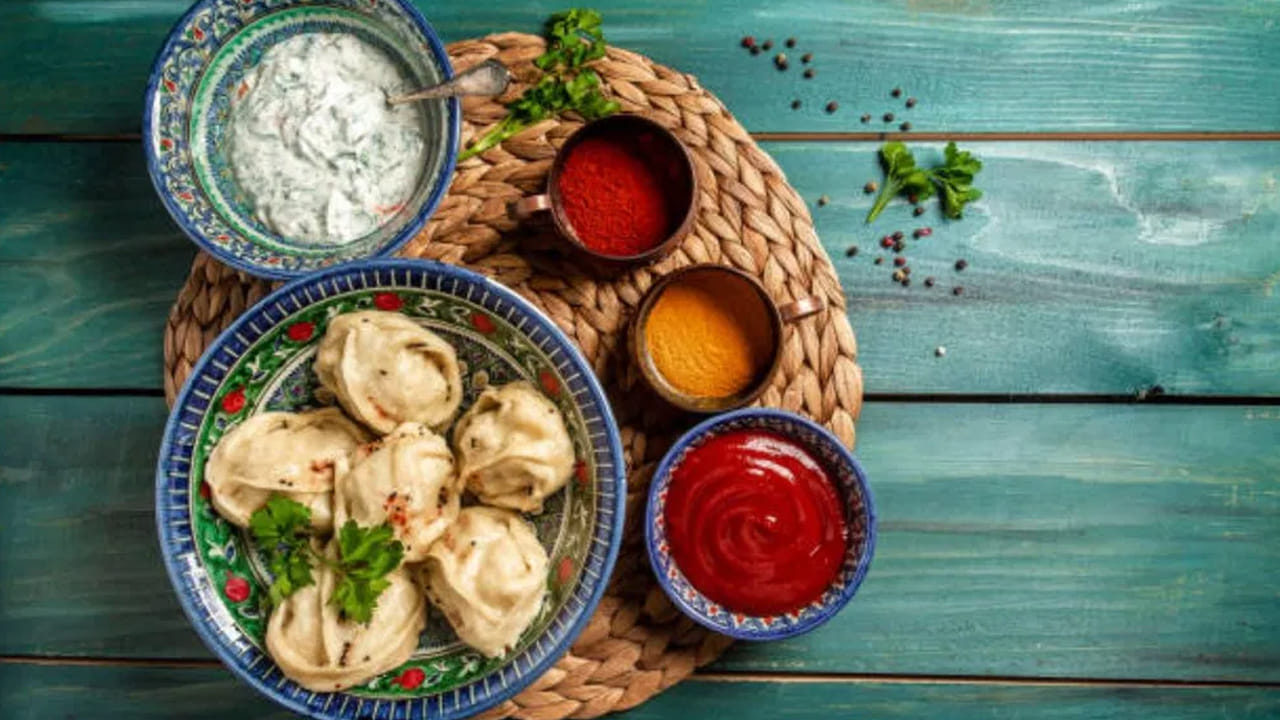 ఎందుకంటో పిండిని రోజూ తినడం సరికాదంటున్నారు. ఇందులో క్లూకోజ్ పరిమాణం చాలా ఎక్కువగా ఉంటుందంటున్నారు. అందుకే ఈ మోమోల విషయంలో చాలా జాగ్రత్తగా ఉండాలని సూచిస్తున్నారు. 