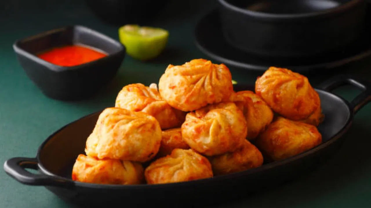  Health Tips: ప్రస్తుత కాంక్రీట్ జంగిల్‌ లైఫ్‌లో ప్రతి ఒక్కరూ ఎంతో బిజీ అయిపోతున్నారు. ఇంటి ఫుడ్‌కు దూరమై.. బయట దొరికే జంక్‌ ఫుడ్‌ను లాగించేస్తున్నారు. ఇక వ్యాపారులు రకరకాల ఫాస్ట్ ఫుడ్‌ను జనాలకు అలవాటు చేస్తున్నారు. కొత్త కొత్త రుచులతో వచ్చే ఈ స్ట్రీట్‌ ఫుడ్‌ని జనాలు సైతం ఇష్టంగా తింటున్నారు. ఈ స్ట్రీట్‌ ఫుడ్‌లో ఇటీవలి కాలంలో బాగా పాపులర్ అయిన ఫుడ్.. మోమో. ఈ మోమోలను తెగ లాగించేస్తున్నారు జనాలు. రుచిగా ఉండటమే కారణం. అయితే, ఈ మోమోలను అతిగా తింటే ప్రమాదం తప్పదని హెచ్చరిస్తున్నారు ఆరోగ్య నిపుణులు. 